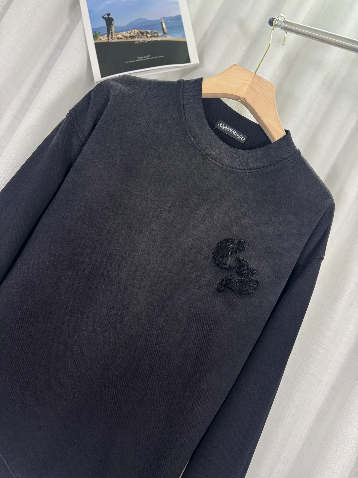 P260 top version, real shot without P, ​​different from market currency) 𝗖𝗵𝗿𝗼𝗺𝗲 𝗛𝗲𝗮𝗿𝘁𝘀/Cro Heart 2025 washed patch embroidery autumn and winter new original single counter American laser burnt 3D three-dimensional color embroidered couple casual sweatshirt 👑The highest version! Customized fabric 430g tripe terry fabric! American acid-washed and distressed original fabric laser burnt ✟appliqué embroidery and exquisite embroidery of letters! The best-selling model in the counter, very comfortable to wear. Accessories: original molded and authenticated collar label➕100% silk wash label. Genuine purchase-grade original hangtag➕matching hanging rope➕3D hanging beads➕original packaging bag. Craftsmanship: The original version has consistent wiring! The highest version of the armhole matching technique! Color: Red Black Size: S M L XL Style No.: 9308
